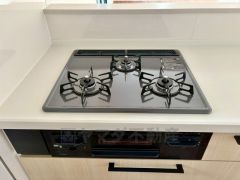 3種類の料理が同時に調理できる、3口ガスコンロ。忙しい夕食の支度時間が短縮できて効率よくお料理が楽しめます。