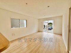 キッチンに向き合う形で大きな窓があります。たくさんの光や風を取り込むことができ快適な生活が過ごせそうです。