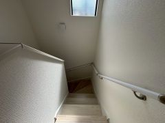 日中でも暗くなりがちな階段には、小窓を配置し採光も考えられたつくり＾＾手摺付きなので安全に上り下りできますね＾＾