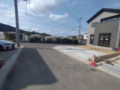 前面道路幅員：北西側約4.7ｍ～4.8ｍ、南西側約5ｍ。最新の設備で気持ちの良い新生活を送りませんか。