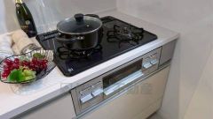 3種類の料理が同時に調理できる、3口ガスコンロ。忙しい夕食の支度時間が短縮できて効率よくお料理が楽しめます。