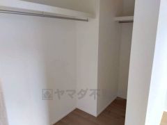 ウォークインクローゼットは奥にハンガーパイプ、手前に可動棚を付け、コートなどのアウター類から帽子や靴下などの小物類まで全て収納できます＾＾