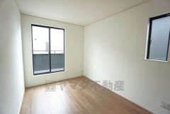 バルコニーに面した陽当たりの良い洋室です＾＾