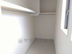 収納力豊富なウォークインクローゼット付き。洋服や小物などを1箇所にまとめて美しい収納を実現します。