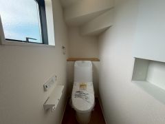 1階2階の2ヶ所にトイレがので、忙しい朝にも家族に気を使わず、ゆとりが生まれますね＾＾小窓付きで換気する時に便利です＾＾