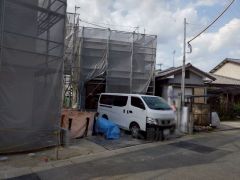 駐車スペースは並列で2台分（車種による）あります。ご夫婦で1台ずつ所持されているご家庭にも安心ですね。
