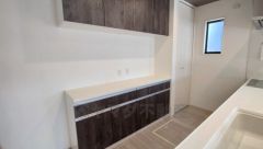 キッチンの背面には大型のカップボードが設置されています。食器収納としてはもちろん、作業台や家電置き場としても使えます。