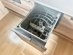 炊事時間を大幅に短縮できる食器洗浄乾燥機付き＾＾食器を洗う手間が減るので家族とのコミュニケーションの時間や自分の時間が増えますね。