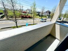 陽当たりの良いバルコニーです。お洗濯やお布団干しはもちろん、日光浴スペースにも。足元は防水工事施工済です。