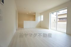 家族が集まる開放的なリビング。思い思いの時間を過ごしたり食事をしたり、素敵な団らんの場になりますね。