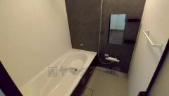 1日の疲れを癒すくつろぎのバスルーム。足を伸ばしてもゆったりと入れるサイズです。