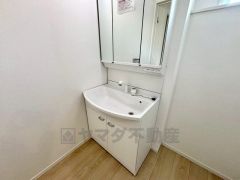 三面鏡にハンドシャワー付きで使いやすい洗面台です＾＾