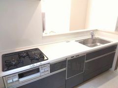 対面式カウンターキッチンでお子様の様子が見守れます。カウンタートップは耐熱性に優れており、日ごろのお掃除もふき取るだけでＯＫ。ステンレスシンクも簡単にお掃除できますよ。