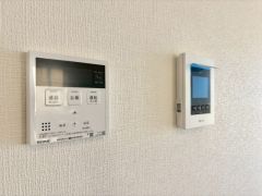 お湯張り、追い炊き、足し湯がボタン一つで楽々操作できる非常に便利な給湯機リモコンです。追い炊きがついていると寒い冬は水道代の節約にもなるので助かりますね