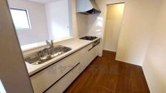 同仕様写真。リビングでの寛ぎを邪魔しない独立キッチンです。