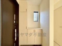 採光も考えられた明るい玄関です。玄関にはシューズボックスとSIC付き。ご家族全員分の靴からベビーカーやゴルフバッグなどもしっかり収納できます＾＾