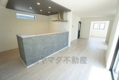 家族が集まる開放的なリビング。思い思いの時間を過ごしたり食事をしたり、素敵な団らんの場になりますね。