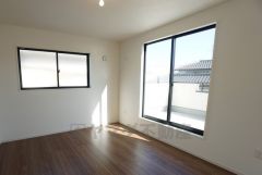 同仕様写真。寛ぎの時間を紡ぎだす主寝室は、大型ベッドを置いても余裕の広さを確保しています。