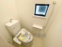 ウォシュレット付トイレです。1階2階の2ヶ所にトイレがあるので、忙しい朝にもゆとりができますね。