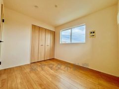 住む人のこだわりを活かす洋室＾＾日当たりがよく、寝室としての利用もおすすめ。広めのクローゼットもあり荷物もすっきり片付けれ、ゆとりのある暮らしが出来ます＾＾