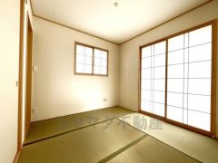 リビング隣には和室をご用意＾＾玄関側からも出入りでき、来客時には客間としても活躍してくれそうです＾＾