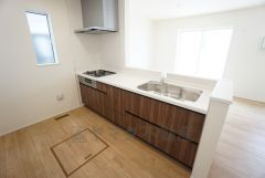 対面式キッチンなのでリビングにいるご家族とコミュニケーションを取りながら洗い物や、お料理が楽しめそうですね＾＾