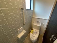 温水洗浄機付トイレです。節水機能もあるので、安心して使えますね。もちろん、1階2階の2ヶ所にトイレがあるので、忙しい朝にもゆとりができますね。