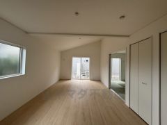 キッチンに向き合う形で大きな窓があります。たくさんの光や風を取り込むことができ快適な生活が過ごせそうです。