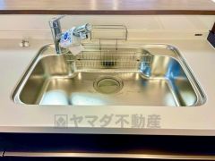 大きなお鍋も楽々洗える幅の広いシンクです＾＾ステンレスシンクなので簡単にお掃除できますよ。洗剤やスポンジもすっきりできる収納付き。