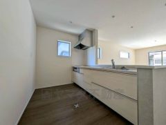 リビングでの寛ぎを邪魔しない独立キッチンです。