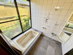 大きな窓から庭の緑を眺められる開放感あふれる浴室。自然光と心地よい風を取り込みながら、毎日の疲れをゆっくり癒せるくつろぎの空間です。