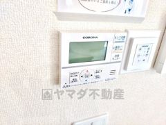 キッチン横からお湯張り、追い炊き、足し湯がボタン一つで楽々操作できる給湯機リモコンです＾＾忙しい夕飯の準備の時間帯に重宝しますね。