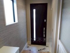 たっぷり収納できるシューズボックスです。家族全員の靴がきれいに整頓できます。棚の上にお花や写真を飾っても良いですね。