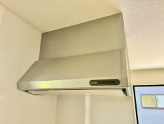 ファンやフィルターが見えにくいレンジフード。パッと視界に入っても細部までは見えにくく、オシャレでインテリアデザインの一部になりますね＾＾