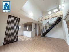 明るさとデザインを兼ね備えた吹き抜け20帖以上の大空間リビング お気に入りの家具とインテリアで素敵な部屋を作りましょう＾＾