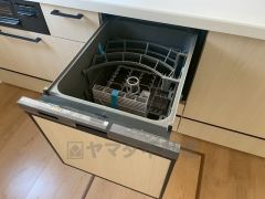 食後の時間にゆとりを与えてくれる食器洗い乾燥機。操作ボタンも上面にあるので、腰をかがめずに操作が楽々。