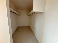 大容量のウォークインクローゼット。季節ごとのお洋服全てを収納できるので、衣替えも楽になりますね＾＾