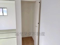 リビングには収納が設けられています。日用品や備蓄品の収納に便利ですね＾＾