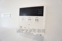 お湯張り、追い炊き、足し湯がボタン一つで楽々操作できる非常に便利な給湯機リモコンです。追い炊きがついていると寒い冬は水道代の節約にもなるので助かりますね