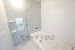 1日の疲れを癒すくつろぎのバスルーム。足を伸ばしてもゆったりと入れるサイズです。お子様と一緒にお風呂に入っても狭くないですね＾＾
