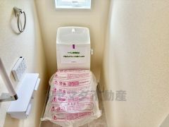 ウォシュレット付きトイレです。1階2階の2ヶ所にトイレがあるので、忙しい朝にもゆとりができますね＾＾