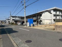 お車の駐車もしやすい広さの道路です。