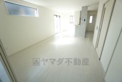 キッチンから会話が弾みそうなリビングです。快適な生活が想像できますね＾＾