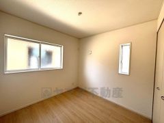 ウォークインクローゼットがついた使いやすいお部屋です。