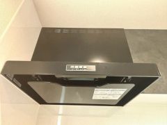 ファンやフィルターが見えにくいレンジフード。パッと視界に入っても細部までは見えにくく、オシャレでインテリアデザインの一部になりますね＾＾