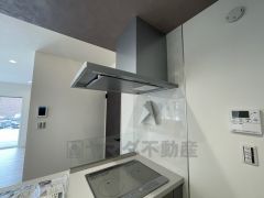 お手入れが簡単なスリム型レンジフードです。調理により発生する油煙や臭いを吸い込み、屋外へ排気してくれます。