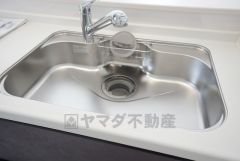 大きなお鍋も楽々洗える幅の広いシンクです＾＾ステンレスシンクなので簡単にお掃除できますよ。洗剤やスポンジもすっきりできる収納付き。