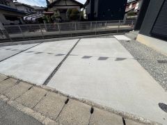 駐車スペース、並列で2台分（車種による）あります＾＾