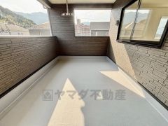 陽当たりの良いバルコニーです。お洗濯やお布団干しはもちろん、日光浴スペースにも。足元は防水工事施工済です。