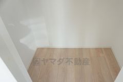 同仕様写真。収納力豊富なウォークインクローゼット。洋服や小物などを1箇所にまとめて美しい収納を実現します。スーツケースのような大型の荷物も置けます＾＾